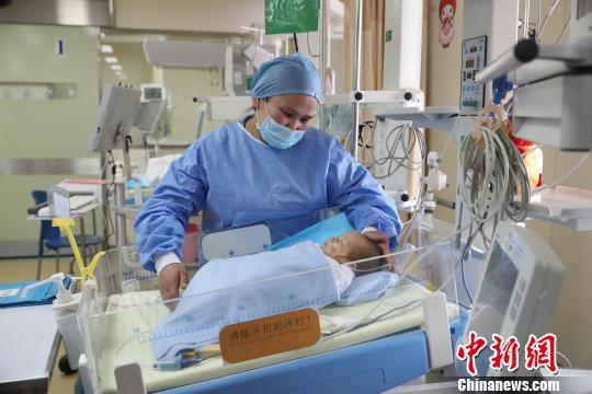 跨越两千公里的转运救治后，在该院心血管中心的努力下，只有28天大的汗汗成功接受手术，获得新生?！≤缝?摄