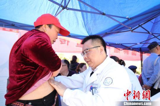 图为重庆大学附属肿瘤医院医生现场为群众义诊。肿瘤医院供图