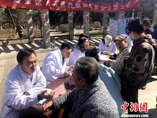 沈阳人大代表带百姓逛医疗大集促分级诊疗在基层生根