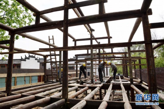 #(社会)(2)能工巧匠“复活”明清徽派老建筑