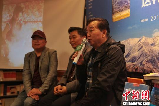 图为青海省摄影家协会主席蔡征、《发现青?！飞阌巴吵锔鹩裥?、西海都市报摄影部主任张海东三位嘉宾为西宁的读者深度解读《发现青海100个最美观景拍摄点》。　李培源 摄