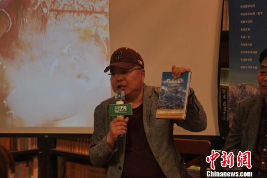 图为西海都市报摄影部主任张海东介绍《发现青海100个最美观景拍摄点》。　李培源 摄