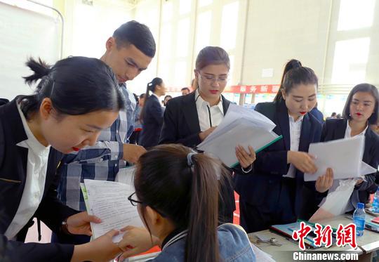 此次招聘会共吸引来自全疆的278家用人单位参加?！≌运?摄