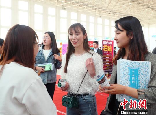 3000余名毕业生参加招聘会。　赵双喜 摄