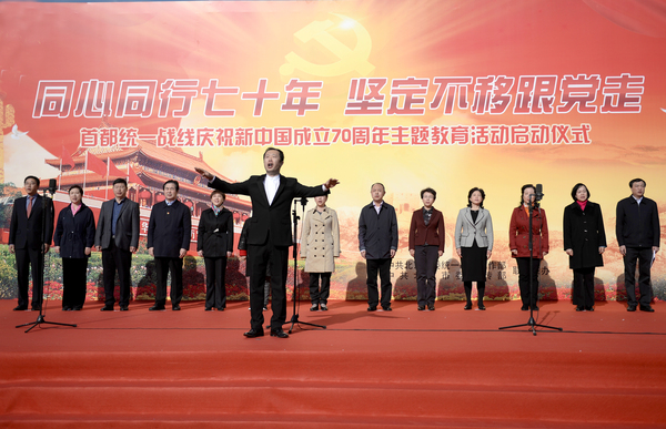 5.在指挥带动下，一同唱响“歌唱祖国》，活动推向高潮jpg