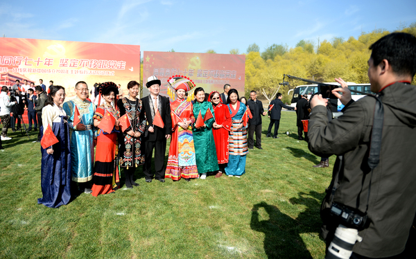 13、首都统一战线各民主党派成员活动后留影纪念