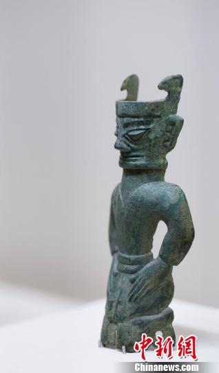 图为三星堆青铜跪坐人像。　范立 摄