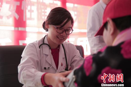 永乐店社区卫生服务中心在场地内开展义诊咨询活动，对居民提出的健康问题解答?！】苷?摄