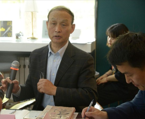 著名人文学者、中央数字书画频道主讲人任德山先生（左一）就书法艺术的时代特性和精神价值作以系统的阐释