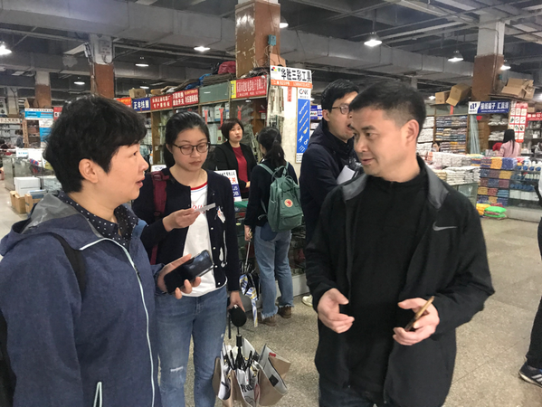 图一：4月10日，在温州乐清柳市镇中国电器城长虹村党支部书记郑海江向本报（网）记者详细介绍中国电器城的来世今生……