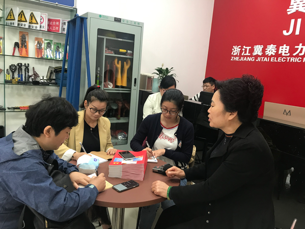 图二：30年前就从河北沧州来柳市创业的浙江冀泰电力器材有限公司女老板刘春香一边理货一边与本报（网）记者聊着。