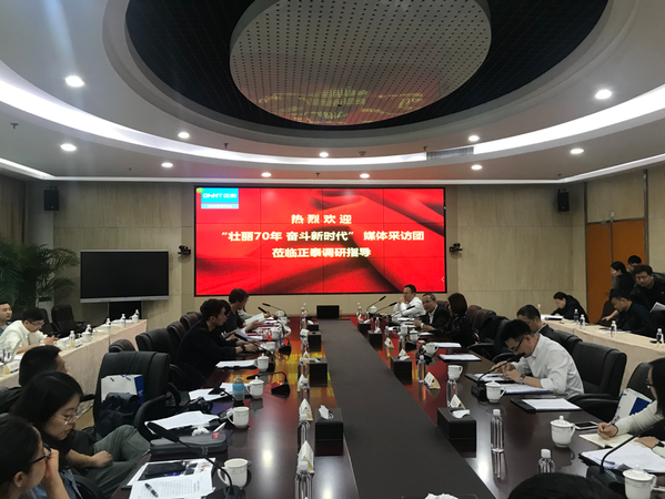 图三：本报（网）记者在柳市正泰集团采访，听取集团公司党委书记吴炳池介绍正泰集团党建工作。