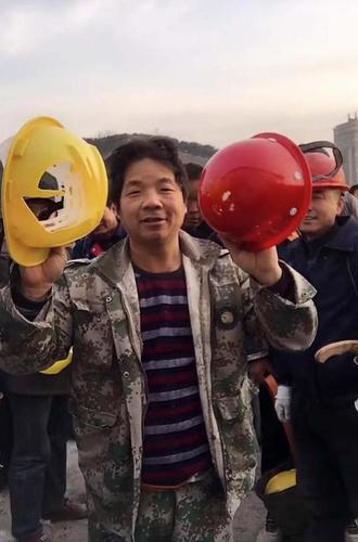 工人与领导安全帽对比视频热传 互撞如鸡蛋碰骨头