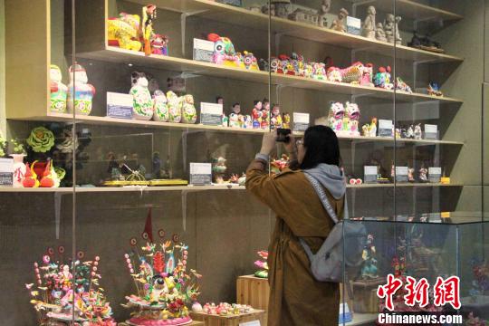 图为观众参观位于山东省文化馆的山东非遗精品展厅。　赵晓 摄