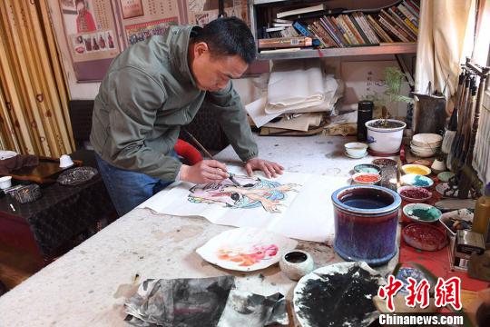 甘肃手艺人17载制2千多张傩面具冀古老文化亲近民众