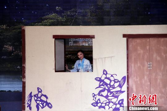 柳琴戏以地方语言为基础，较接地气，普遍展现民众生活中的家长里短?！∷锖觇?摄