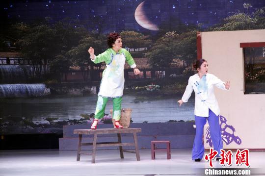 柳琴戏，俗称“拉魂腔”，清朝乾隆年间起源于山东临沂兰山、郯城一带，分布于鲁、苏、豫、皖接壤地区?！∷锖觇?摄