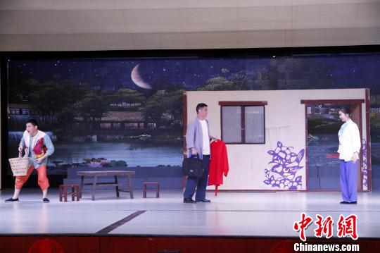 柳琴戏既有传统戏曲“程式”化的表演，又具备现代戏曲写实的精髓?！∷锖觇?摄