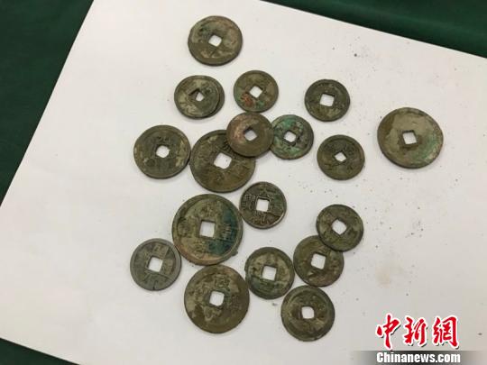 十堰一在建工地出土的古钱币 杜可飞 摄 十堰一在建工地出土的古钱币 杜可飞 摄