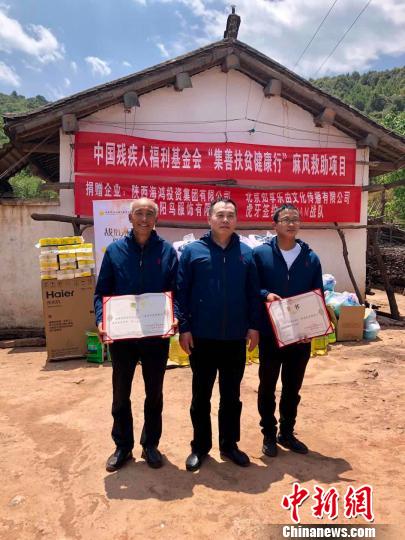 中国残疾人福利基金会副秘书长刘玉文向“爱心大使”和“阳光大使”颁发聘书?！⊥踝婷?摄