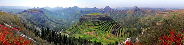 图为：沂蒙山地质公园内的岱崮地貌