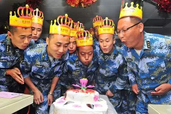 高克(右)给官兵过生日 高克(右)给官兵过生日