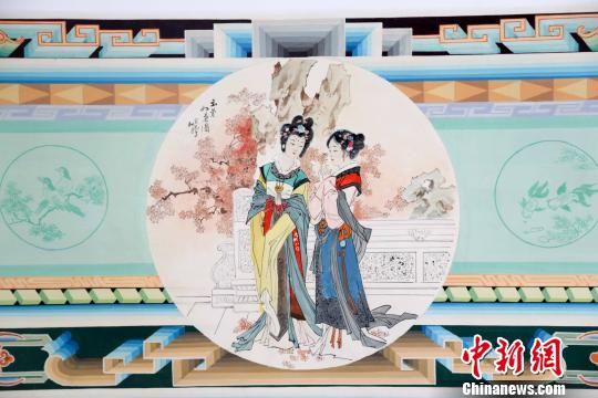 炕围画融壁画、年画、建筑彩绘为一体，兼具实用和审美功能 王斌田 摄