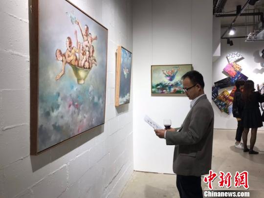 观众欣赏画作?！∮窝?摄