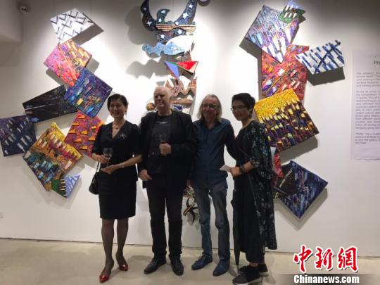 观众在画作前留影?！∮窝?摄