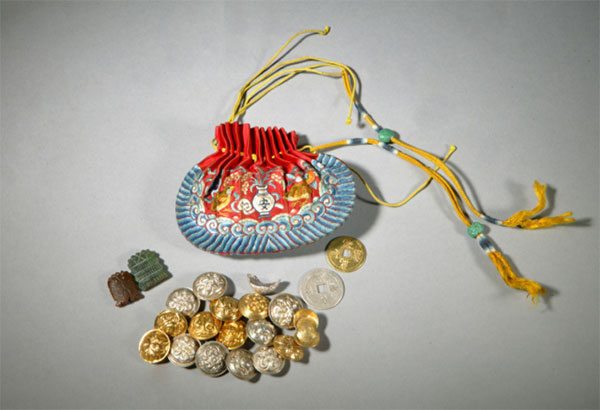 清宫刺绣荷包 图片来源：故宫博物院官网