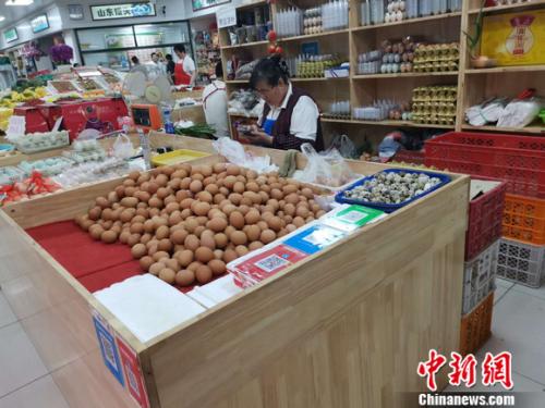 图为菜市场里卖的鸡蛋。 谢艺观 摄
