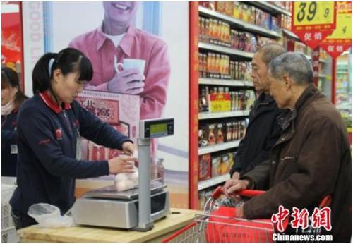 资料图：在保定市北市区一家大型超市内，促销员正在为购买鸡蛋的市民称量、打包。李芳华 摄