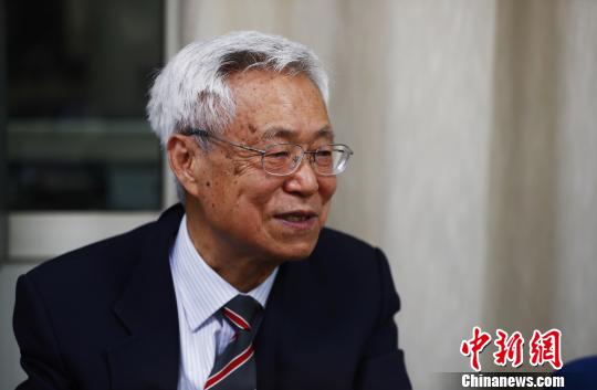 中国工程院院士庄辉在肝炎防治项目启动前接受媒体采访。(主办方供图) 钟欣 摄