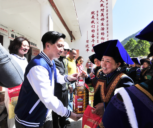 中国扶贫开发协会荣誉副会长、然健环球大中华区及东南亚执行副总裁吴耀棠先生为村民发放捐赠物资