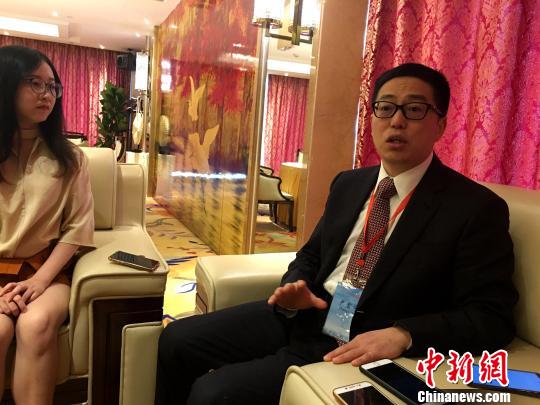 厦门大学附属中山医院副院长、肝胆胰外科学科带头人尹震宇教授向记者介绍情况?！⊙罘?摄