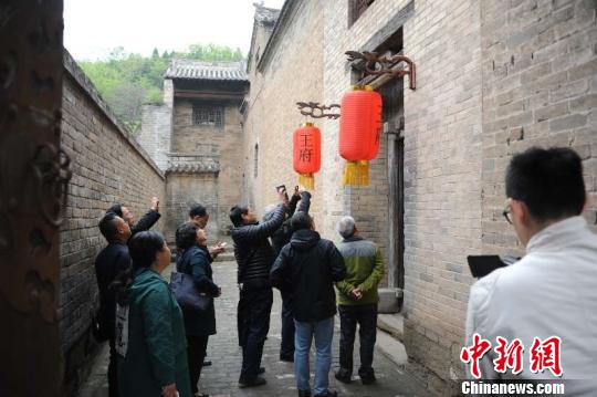 论坛开幕之前，与会专家参访皇城相府、郭峪古城、邸洎城、天官王府等古堡民居。　郝燕妮 摄