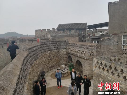 论坛开幕之前，与会专家参访皇城相府、郭峪古城、邸洎城、天官王府等古堡民居?！《坌?摄