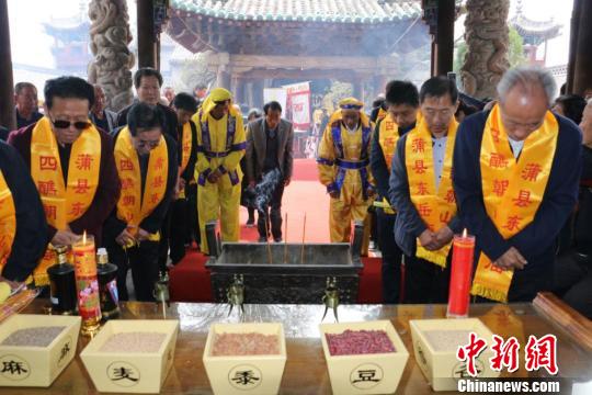 民众祈福风调雨顺，五谷丰登，国泰民安?！∪卫瞿?摄