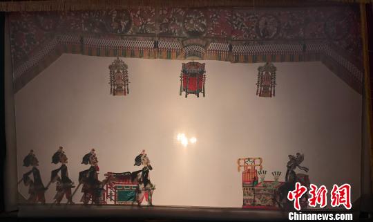 图为皮影戏表演?！≌乓怀?摄