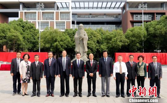 嘉宾合影?！∥韩h 摄