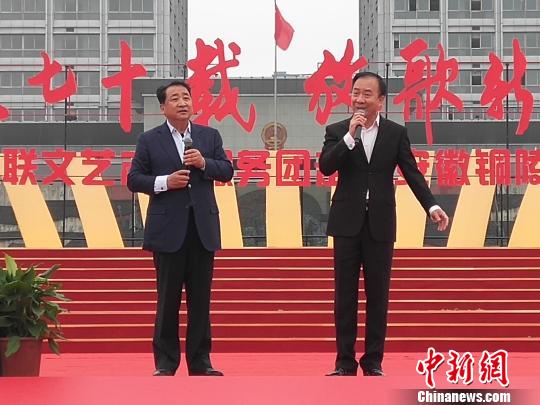 图为姜昆(左)和戴志诚(右)搭档，表演相声节目《乐在其中》。　钟欣 摄