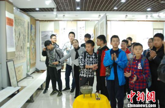 敦煌阳关现代“守关人”：常怀敬畏心日行万余步