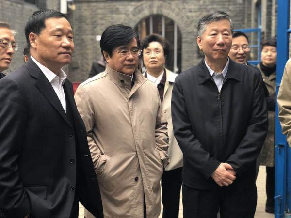 三位主席的合影（左起：中国证监会原主席肖钢；原中国保监会副主席周延礼；原中国银监会主席尚福林。）