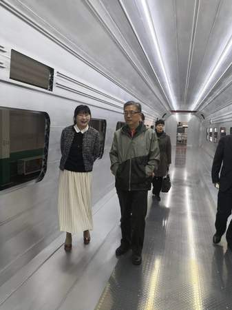 在火车车厢的“原型”里来回走走。