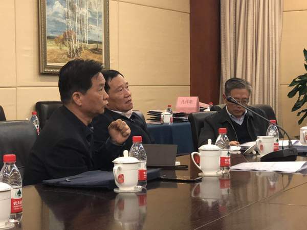 上两图均为：开到深夜的调研组内部讨论会。