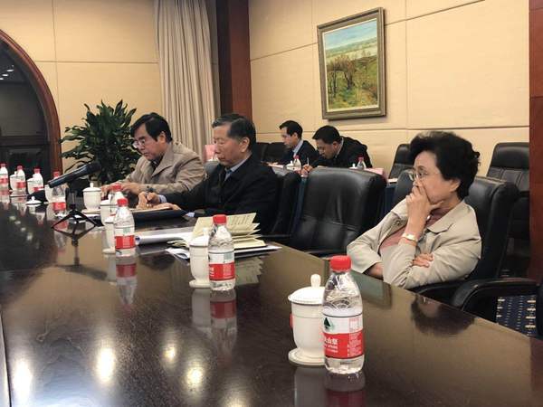 上两图均为：开到深夜的调研组内部讨论会。2