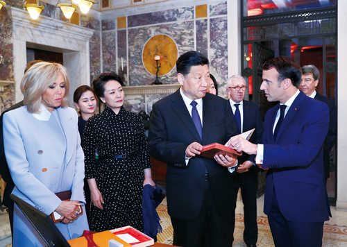 2019年3月24日，国家主席习近平在法国尼斯会见法国总统马克龙。习近平夫人彭丽媛、马克龙夫人布丽吉特参加。会见前，马克龙向习近平赠送1688年法国出版的首部《论语导读》法文版原著。 新华社记者 鞠鹏 摄