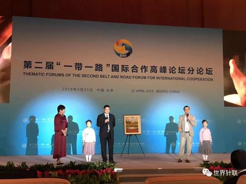 “针灸道，?？笛樗晔?，遵天道……”在童声朗诵针灸三字经和中医针灸主题歌曲《针艾世界》的背景音乐中，两位嘉宾缓缓走上台。