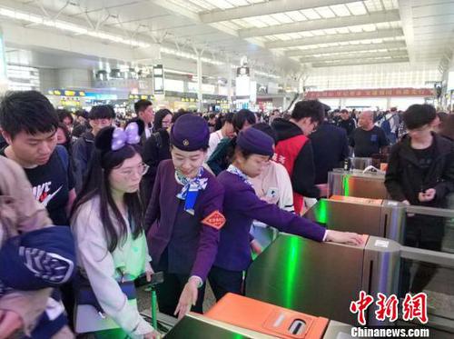 长三角铁路4日迎返程客流高峰