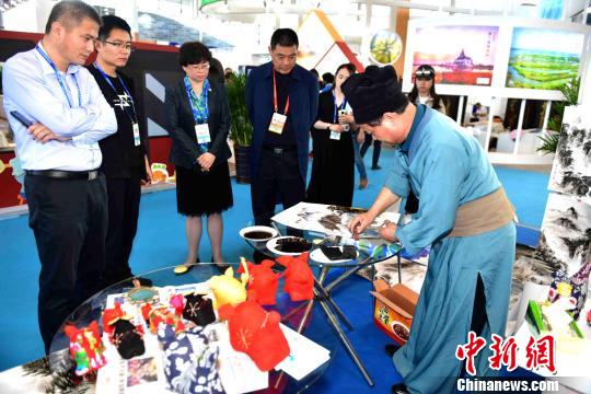 图为现场演示传统工艺?！∷拘吕?摄